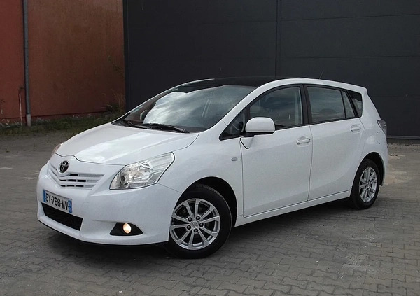 Toyota Verso cena 28900 przebieg: 235000, rok produkcji 2011 z Karczew małe 436